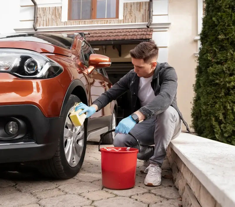 Lavage auto à domicile Andouillé-Neuville : professionnel intervenant sur un véhicule